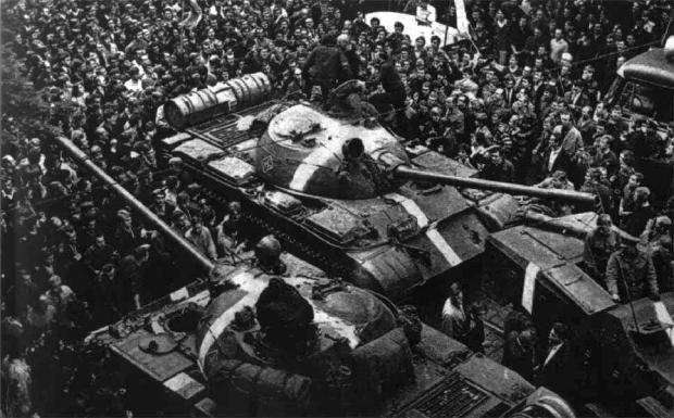 «Світову пресу тих років облетіли кадри, на яких радянські танки Т-55 тиснуть чеські автобуси прямо на вулицях Праги: Як СРСР вторгся в Чехію», – Мирович (фото)