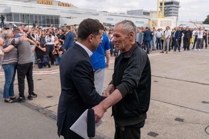 Блогер : Друзі, вчора я остаточно переконався в тому, що нам неймовірно пощастило з Президентом