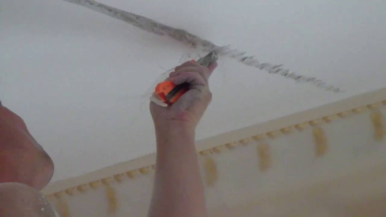 Трещины гипсокартон потолок. Расшивка трещин на потолке. Заделка трещин на потолке. Заделка рустов на потолке. Трещина в потолке заделать.