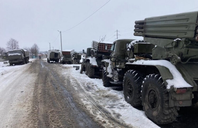 “Що Байрактар животворящий робить!”: Опубліковано відео підриву колони ворожої техніки