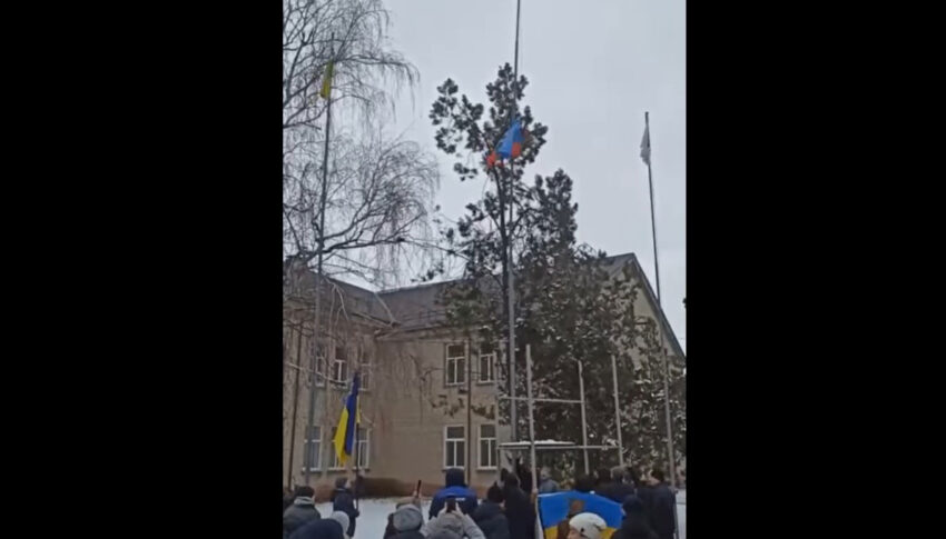 “Зняли ганчірку та підняли справжній прапор!”: на Луганщині місцеві жителі зняли з прапорця “прапор” так званої “ЛНР” та підняли стяг України (ВІДЕО)
