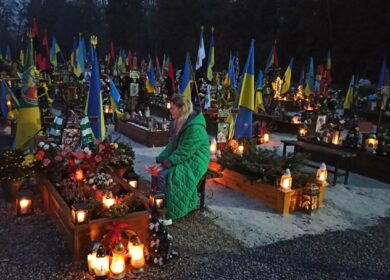“Як же хочеться вірити, що не дарма”: У Львові на кладовищі навіть у ночі на могилі військового сидить молода вдова