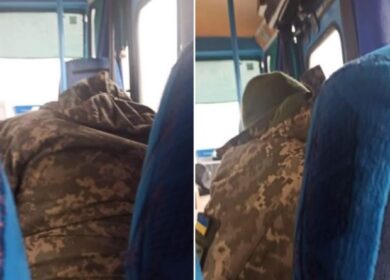 Військовий їде додому із Бахмута. Водій спостерігав  у дзеркало за тим, що відбувається, скинув швидкість і промовив “спи синок, спи рідний”