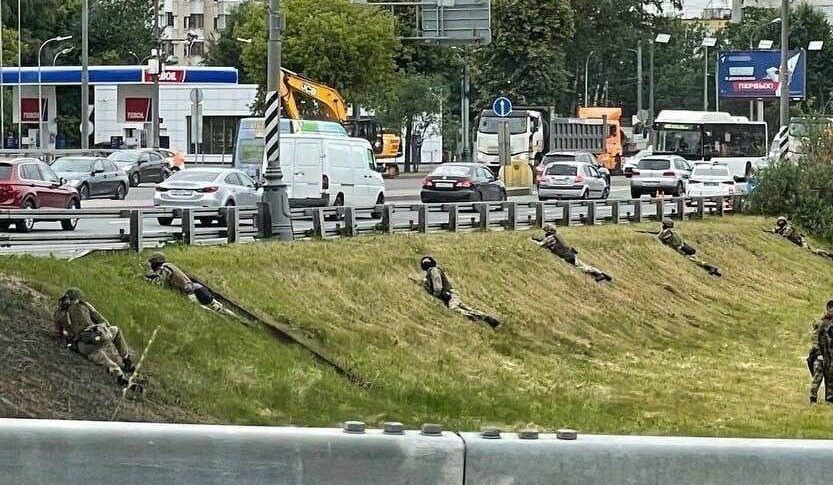 Росгвардійці зайняли позиції на в’їзді до Москви в очікуванні підрозділів ПВК “Вагнер”