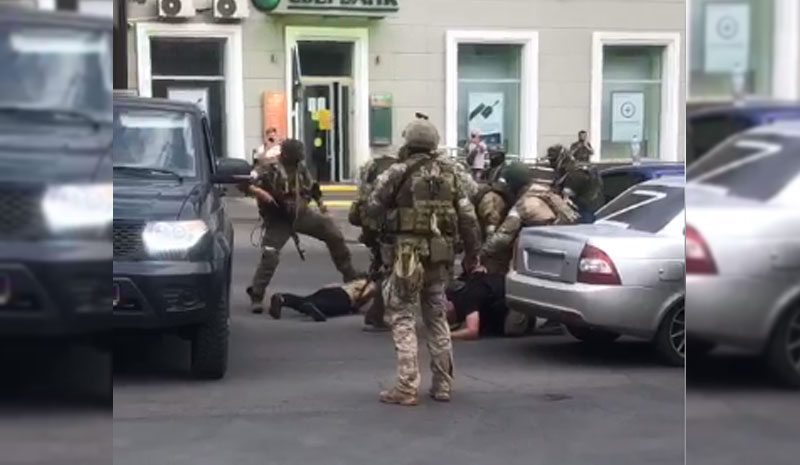“Тік-ток війська все таки приїхали”: Вагнерівці в Ростові роззброюють кадирівців і беруть у полон (відео)