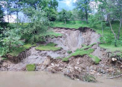 Сусід сусіда тonuть: На Прикарпатті одне із сіл незаконно змінили русло річки і направили воду на сусіднє село