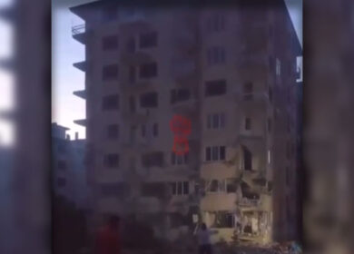 У Туреччині чоловік кинув камінь у будинок, який постраждав від землетрусів, та розвалив його (відео)