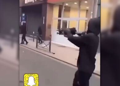 Мітингувальники у Франції почали використовувати важке озброєння із гранатами (відео)