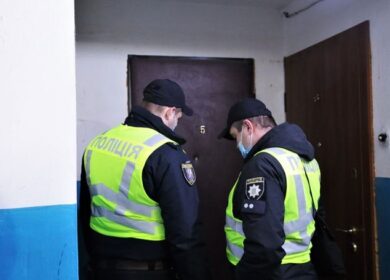 Поліцейські були змушені силою відкрити двері, щоб зайти всередину квартири. Те що вони побачили в коридорі   вражає до глибини душі