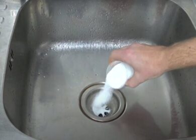 Простий домашній засіб, який очистить труби каналізації від жиру та бруду краще ніж хімія. Готується він дуже просто і швидко