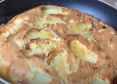 Дуже швидкий і простий рецепт яблучного пирога на сковороді. Так яблучний пиріг ви ще не готували