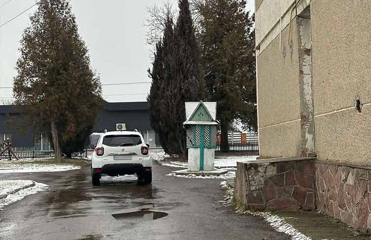 Я вже все вирішила! Нехай твоя дружина квартиру, що отримала у спадок, продає. А за ці гроші купимо житло для твоєї сестри. Їй потрібніше! – несподівано заявила мати Михайлові