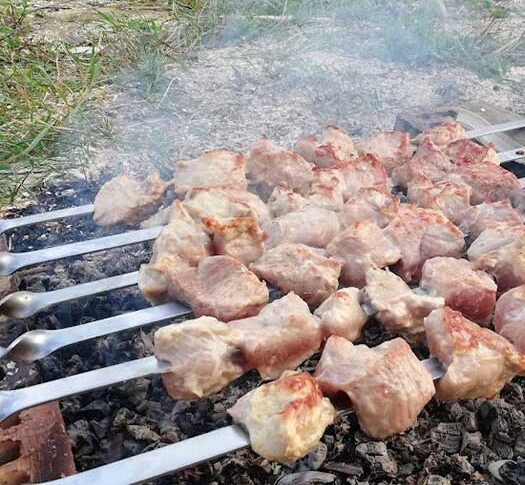 Бач, знайшлася мені тут, дуже правильна! На коліна встань перед моїм сином і прощення вимоли! І роби все, щоб сім’ю зберегти, це твій сенс життя має бути! — злісно промовила свекруха