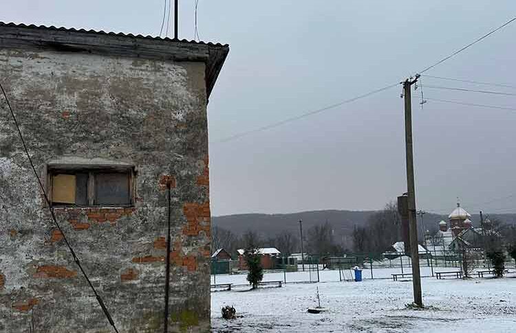Я вирішила, що настав час зайнятися твоїм зовнішнім виглядом, тому викинула весь твій одяг і косметику на сміття. Трохи нового одягу купила на ринку, доки вас не було. Тепер виховуватиму в тобі пристойну жінку для свого синочка! – викарбувала свекруха Поліні