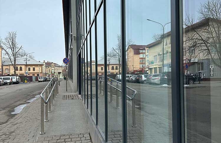 Катерино оплати весілля своїй сестрі, у тебе ж гроші є, а в сестри немає. Я хочу це весілля! Я хочу, щоб моя дочка була у білій сукні, щоб були кульки, квіточки! – обурено викарбувала мати