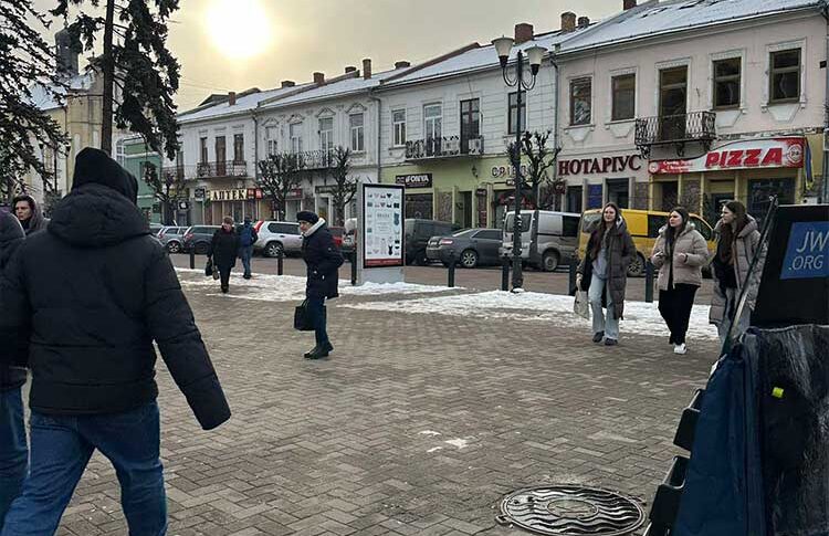 Вікусь свій день народження відзначай без мене. Мені терміново потрібно допомгти колишній дружині, – викарбував Іван своїй нареченій. Але те що було дальше чоловік запам’ятає на все життя