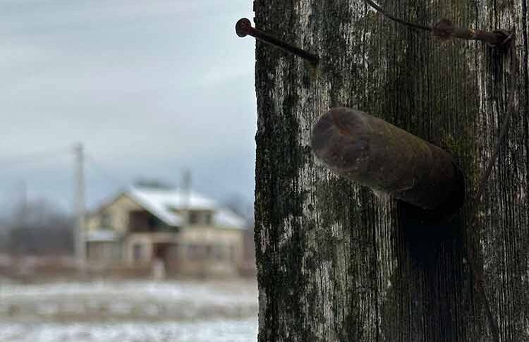 Лара не почула, як чоловік прийшов, і продовжувала розмову з подругою. Після почутого Дмитро схопив куртку та вибіг із квартири. На вулиці йшла злива, але це його не лякало