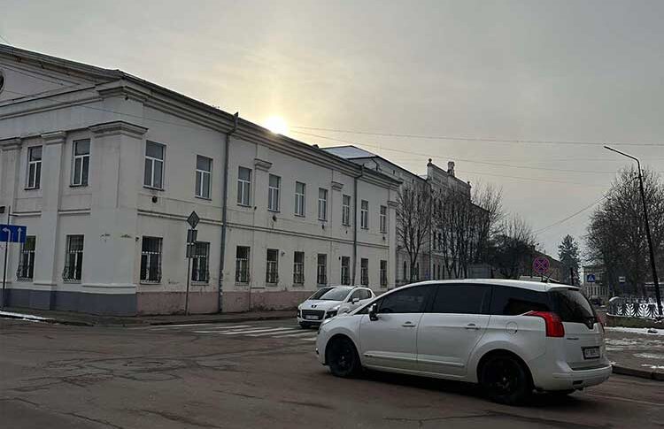 Аріно до нас приїде моя мама та сестра на два тижня. Місця у квартирі замало, ми всі не помістимося, тож придумай куда тобі потрібно на цей час переїхати, – випалив Борис дружині