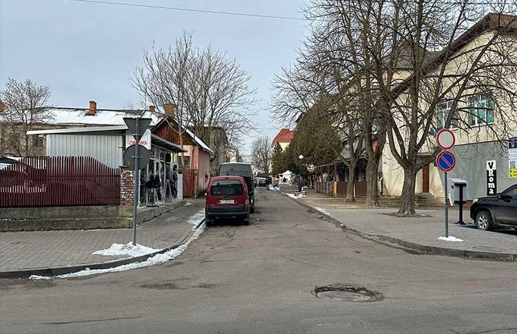 Ніна мріяла, що зараз вона доучиться, після цього поїде звідси, і в неї почнеться все зовсім по-іншому. Але це були тільки її думки. Колив вона вийшла заміж, Ніна зрозуміла, що потрапила до якогось рабства