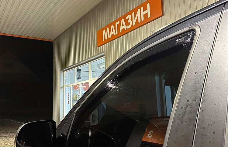 Мамо, а що це за китайська бірка? Адже це не ті туфлі, які я просив тебе купити! Краля твоя без туфель за п’ятнадцять тисяч обійдеться. Ви не мільйонери, щоб жити на широку ногу. Я витратила гроші на правильні речі, а їй схожі на ринку прикупила