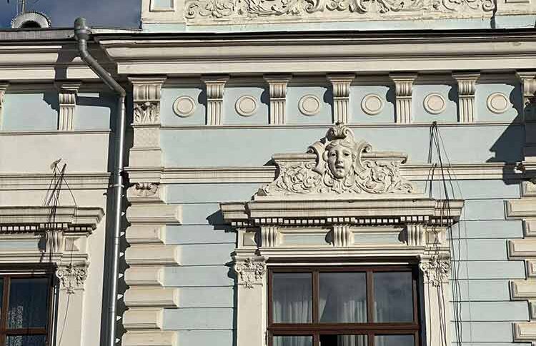 Навіщо мені совість? Я й без неї добре живу. У тебе, наприклад, немає того, що маю я. Ось, дивись: колечко, сумочка, хутряний жилет, чобітки… все це мені купив твій чоловік на ваш сімейний бюджет, – засміялася коханка. Отак… Поки ти працюєш, твій чоловік витрачає гроші на мене – А в тебе що? Совість? Та й залиши її собі!